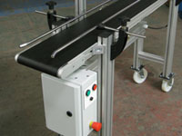 Belt conveyor with variable speed control